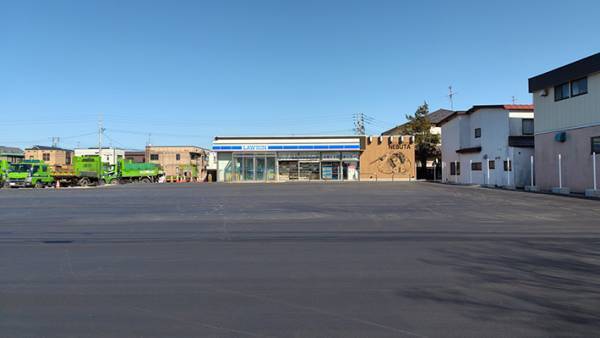 「大胆にやりますね」「初めて見た」　ローソンの外壁に描かれていたのは？