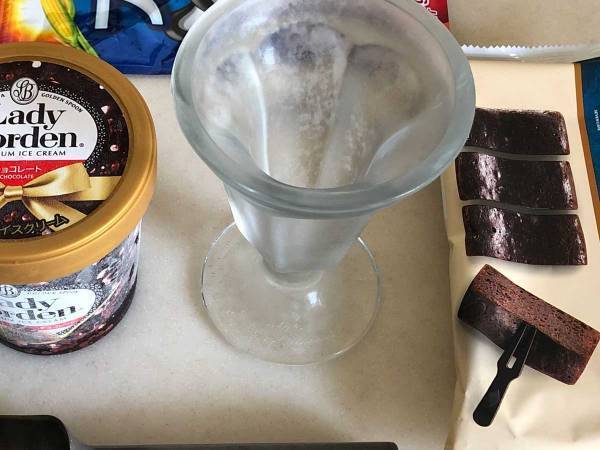 自作した『チョコパフェ』　トッピングがチートデイすぎる…　「１００億点満点」「私もやってみる」