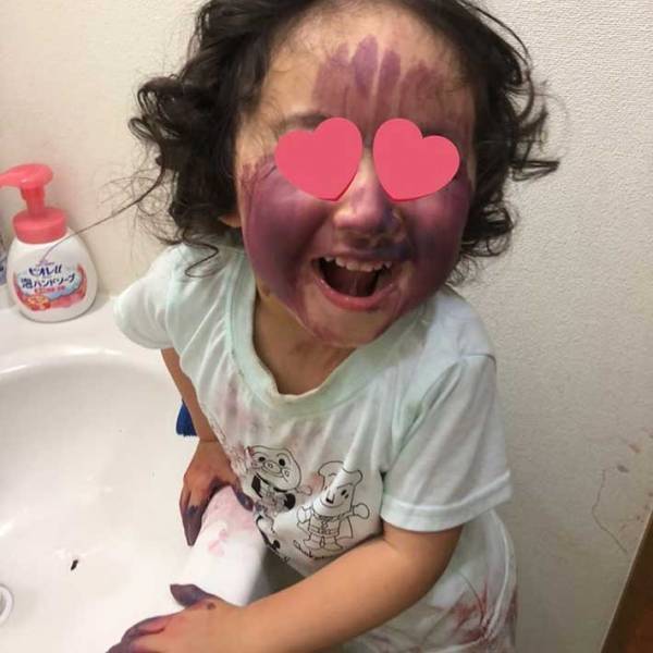 インクまみれで配達員を迎えた２歳児　その後の対応に「最高」「神対応」