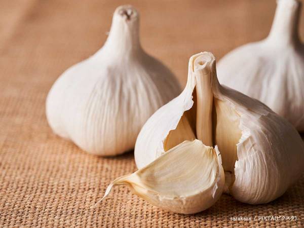 使いかけのニンニクをそのまま冷蔵庫に入れないで！　賢く保存する方法とは？