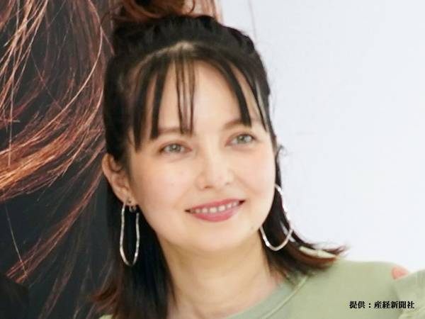 ベッキーが無事を報告　発煙筒を持った姿に自ら「なかなかパンチある」とツッコミ