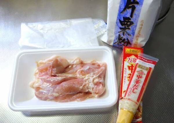 ポリ袋、『李錦記万能中華だしペースト』、片栗粉、と鶏もも肉の写真