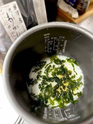 鬼リピ間違いなしの『おにぎりレシピ』　ご飯を炊く時にアレを入れると？