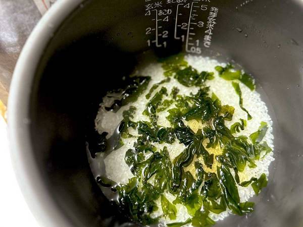 鬼リピ間違いなしの『おにぎりレシピ』　ご飯を炊く時にアレを入れると？