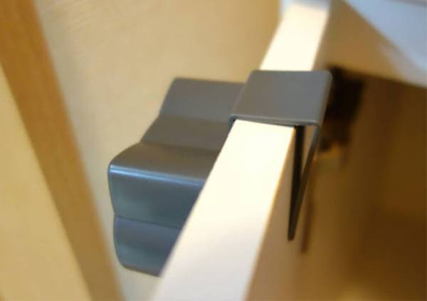 ハンガーからすぐ落ちる布巾　解決するグッズに「これなしでは考えられない」