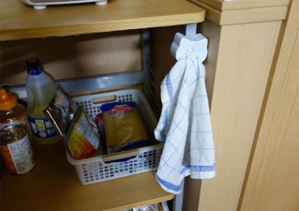 ハンガーからすぐ落ちる布巾　解決するグッズに「これなしでは考えられない」