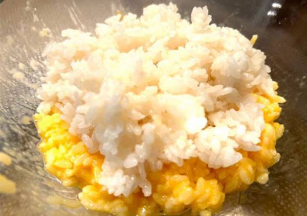 セブンが紹介する電子レンジで作るチャーハンが天才的裏技だった…！