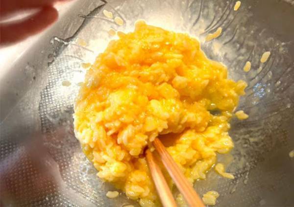 セブンが紹介する電子レンジで作るチャーハンが天才的裏技だった…！