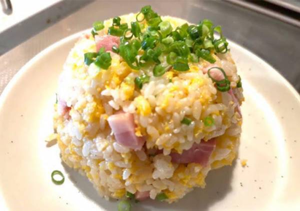 セブンが紹介する電子レンジで作るチャーハンが天才的裏技だった…！