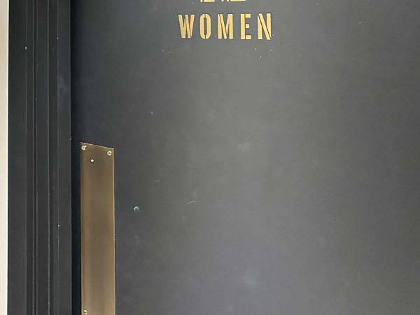 ラーメン店のトイレを利用した女性、扉にあるマークが…　「これは『麺』を食らった」「天才かよ」