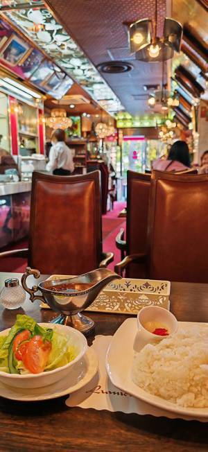 「えっ、学費いくら！？」　喫茶店の看板に「出願したい」「ちょっと入学してくる」