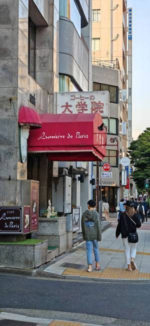 「えっ、学費いくら！？」　喫茶店の看板に「出願したい」「ちょっと入学してくる」