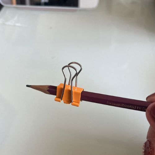 ダブルクリップをそう使うとは…　活用法に「便利」「いい考え」