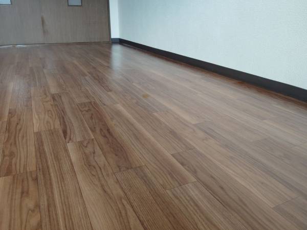 フローリングの水拭き、注意点は？　思わぬ事態に「ふつうに拭いてた…」