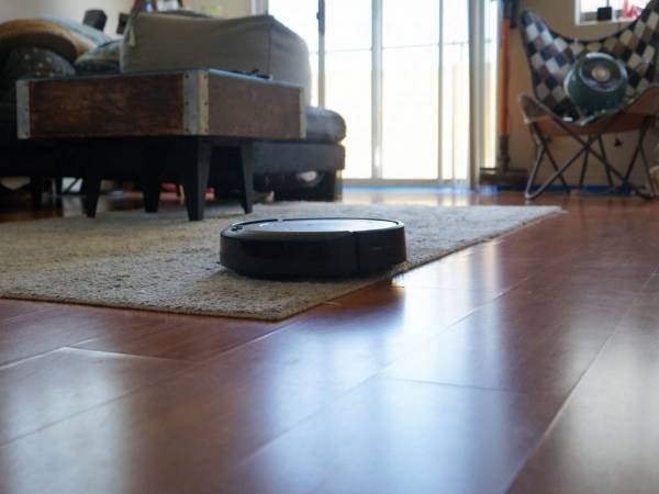 ルンバはカーペットの上も掃除できる？　企業の説明に「初めて知った」