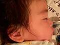 『ある物』を抱いて寝る赤ちゃん　写真に『１５万人』が感動　「激エモ」「泣いてしまう」
