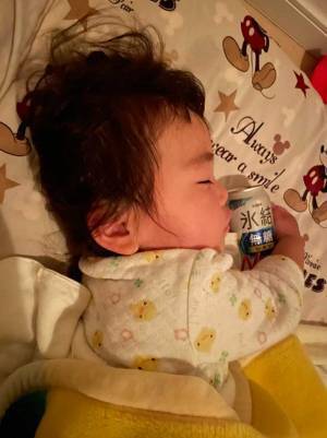 『ある物』を抱いて寝る赤ちゃん　写真に『１５万人』が感動　「激エモ」「泣いてしまう」