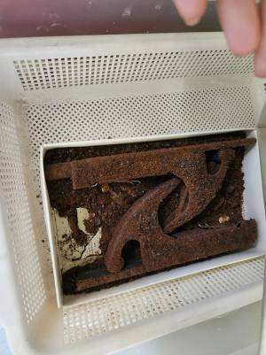 「卓球部の部室に特級呪物があった」　写真に「マジで何があったんだよ」