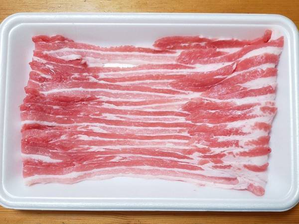 豚バラ肉を重ねてレンチンすると…　完成形に「予想だにしなかった」