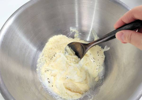 シーザードレッシングがない！　そんな時は冷蔵庫の『アレ』で作れるって知ってた？