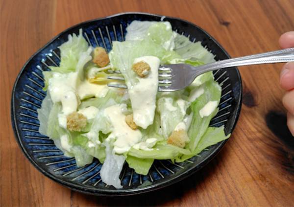 シーザードレッシングがない！　そんな時は冷蔵庫の『アレ』で作れるって知ってた？