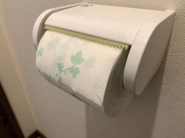 ２枚重ねのトイレットペーパー、ズレて出てきたら？　エリエールの対処法に「もとに戻った！」
