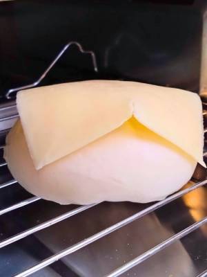 肉まんにスライスチーズを乗せるだけ　レシピに「この発想はなかった」