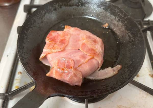 『白いアレ』をベーコンで包むと？　完成した一品に「これさえあればいい」