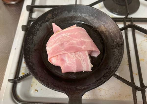 『白いアレ』をベーコンで包むと？　完成した一品に「これさえあればいい」