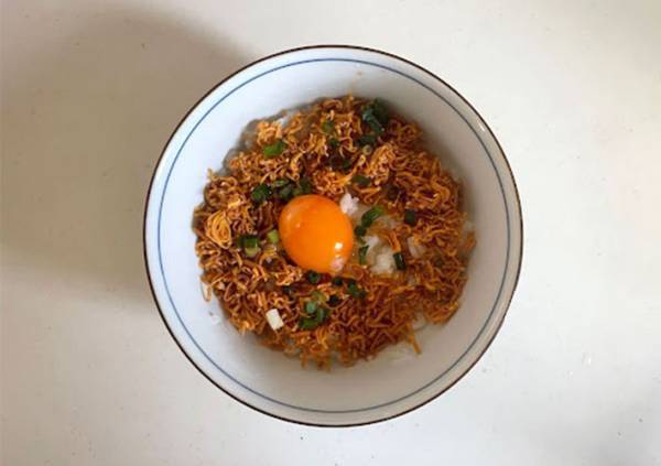 『チキンラーメン』を粉々にして…？　日清のレシピに「ずっとこれかも」