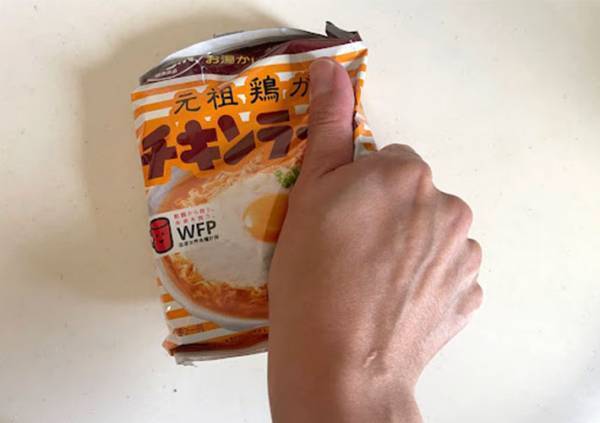 『チキンラーメン』を粉々にして…？　日清のレシピに「ずっとこれかも」