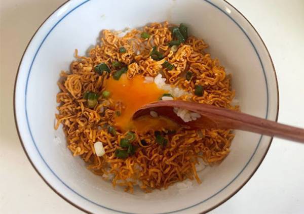 『チキンラーメン』を粉々にして…？　日清のレシピに「ずっとこれかも」