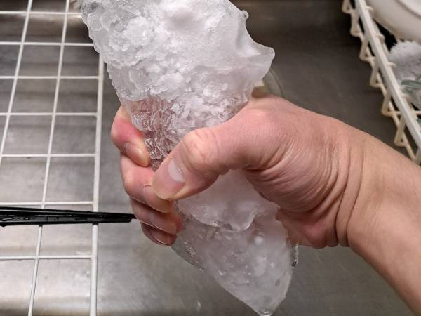 冷蔵庫の奥を調べたら？　出てきたモノに「発想に吹いた」「こういうの大好き」