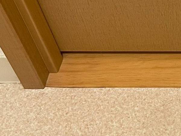 トイレに入る母親、ドアの下を見ると？　写真に「マジで勘弁してほしい」