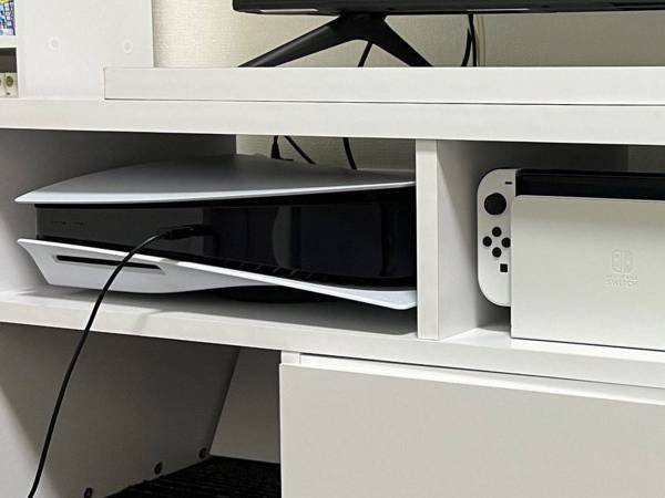 「まさに三種の神器」「私も欲しい」　PS5やSwitchに並び、テレビ下に収納されていたのは…？