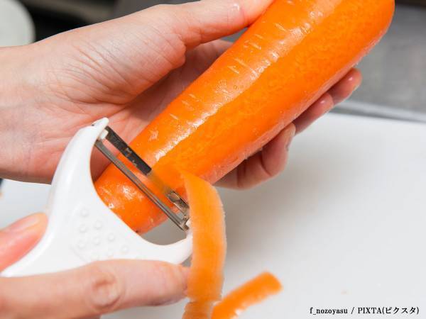 「人参の千切りが面倒くさい…」　そんな悩みを、斜めに切り込みを入れて解決！