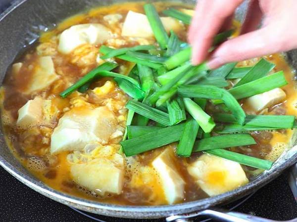 豆腐と卵に『アレ』を加えたら、ご飯が進む！　１０分でできる簡単おかずに「今日作る！」