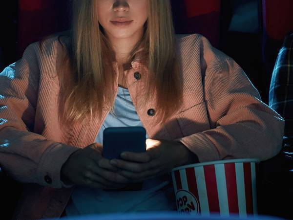 「映画中にスマホ見てもいいじゃん」　企業の反論に「その通り！」「よく言った」