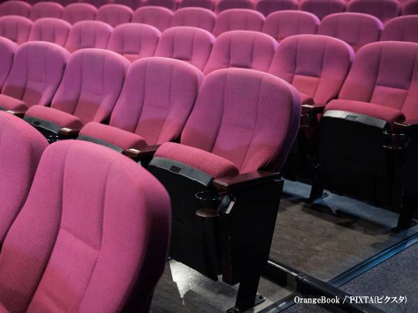 「映画中にスマホ見てもいいじゃん」　企業の反論に「その通り！」「よく言った」