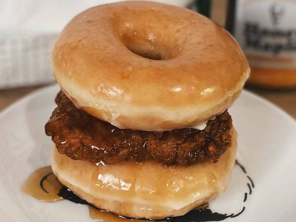 ケンタッキーを○○で挟んだら？　罪深い食べ方に「これやべぇな」「天才」