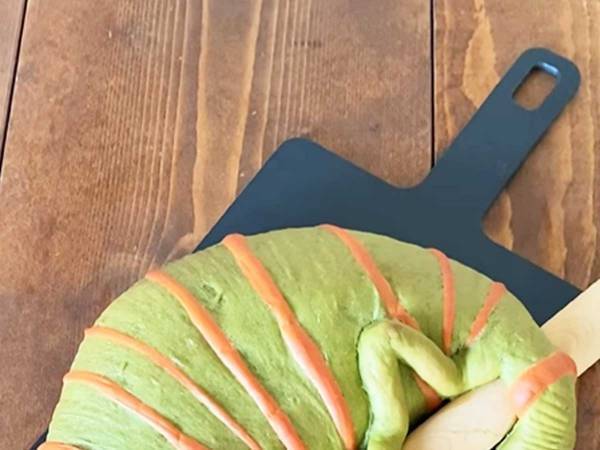 アイデアあふれるカメレオンパン　口から出てきたものに「発想力に目が点」