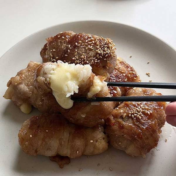 肉巻きおにぎりに『アレ』を入れる！　レシピに「無限に食べられる」「弁当に入れます！」