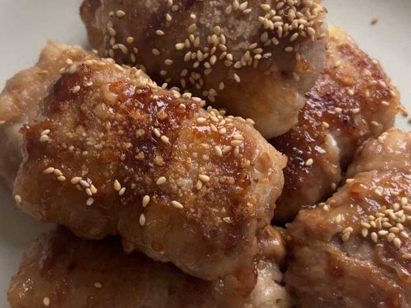 肉巻きおにぎりに『アレ』を入れる！　レシピに「無限に食べられる」「弁当に入れます！」