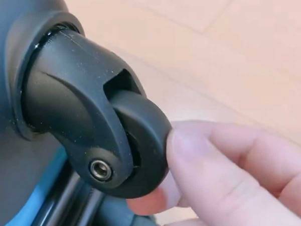 旅行に行く人必見！　キャリケースのタイヤにはアレを貼って　「いいこと聞いた」「天才」