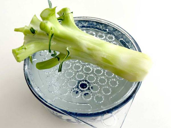 ブロッコリーの茎、すりおろして和えると？　「やってみる」「おいしそう」