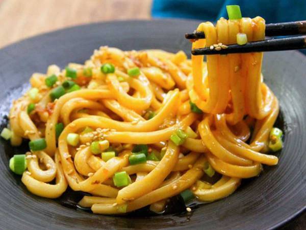 冷凍うどんと卵を使う『油うどん』のレシピに「無限にいける！」「来週作ります」