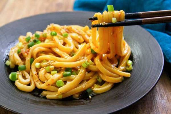 冷凍うどんと卵を使う『油うどん』のレシピに「無限にいける！」「来週作ります」