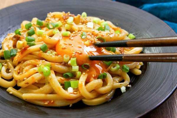 冷凍うどんと卵を使う『油うどん』のレシピに「無限にいける！」「来週作ります」