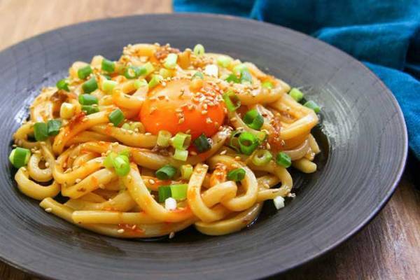 冷凍うどんと卵を使う『油うどん』のレシピに「無限にいける！」「来週作ります」