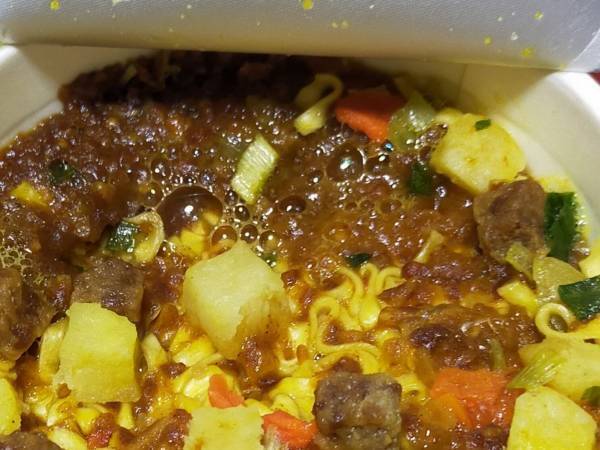 カレー味のカップラーメンはお湯の代わりに…　発想に「ビビった」「成立してる」